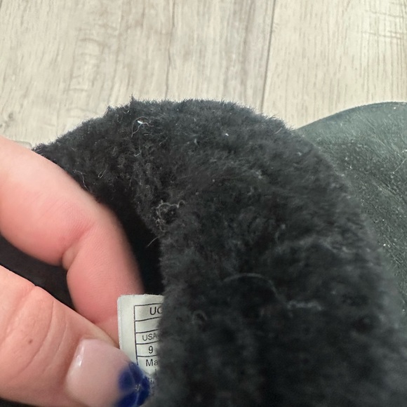 Black Uggs Size 9 - Picture 2 of 4